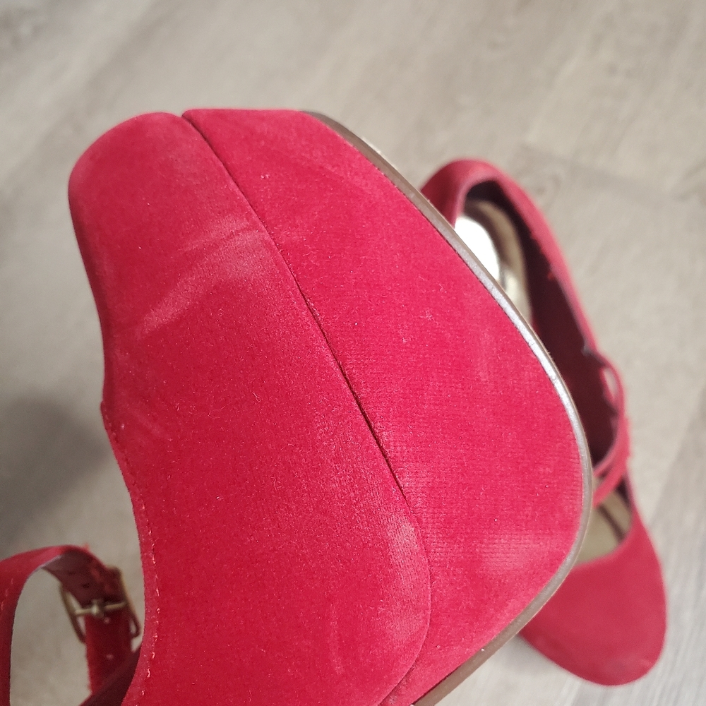 Shoes - Picture 4 of 9